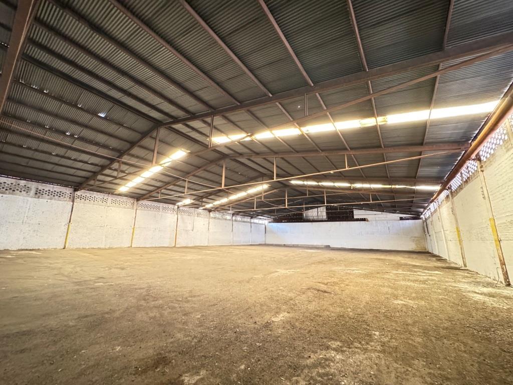 Bodega comercial sobre Avenida Juan Pablo II