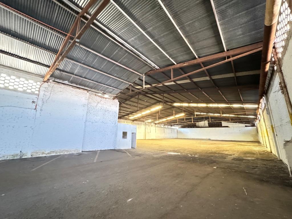 Bodega comercial sobre Avenida Juan Pablo II