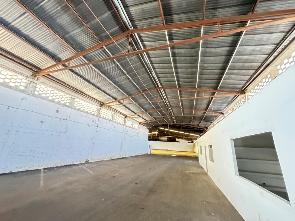 Bodega comercial sobre Avenida Juan Pablo II