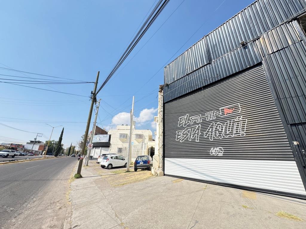 Bodega comercial sobre Avenida Juan Pablo II