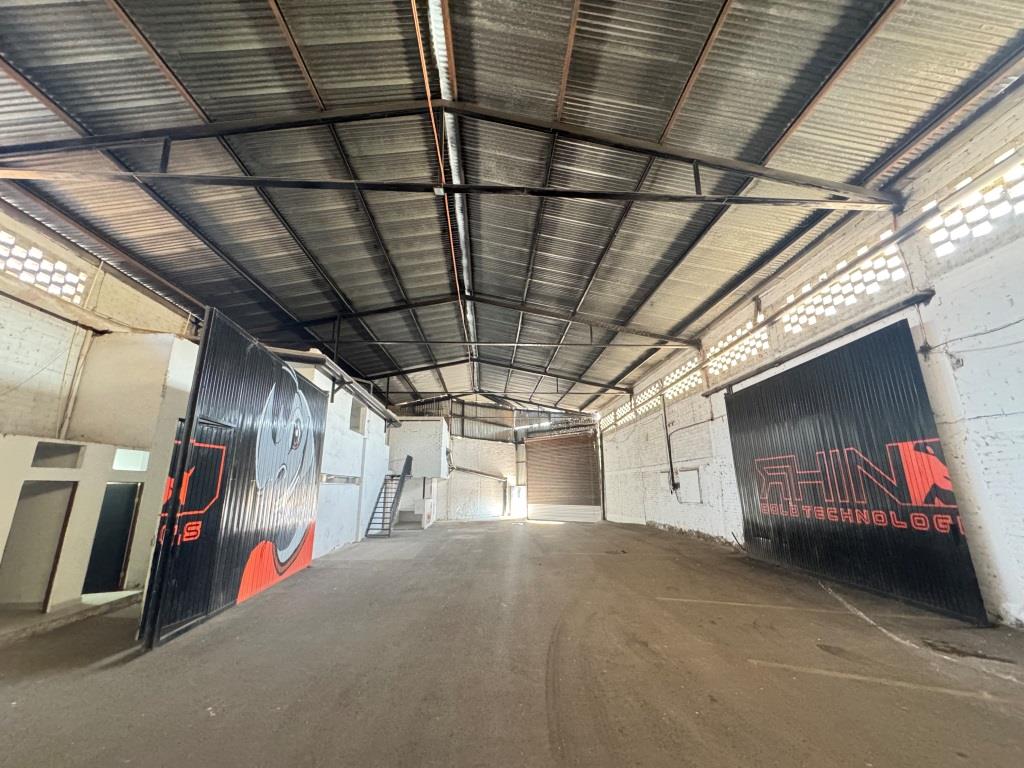 Bodega comercial sobre Avenida Juan Pablo II