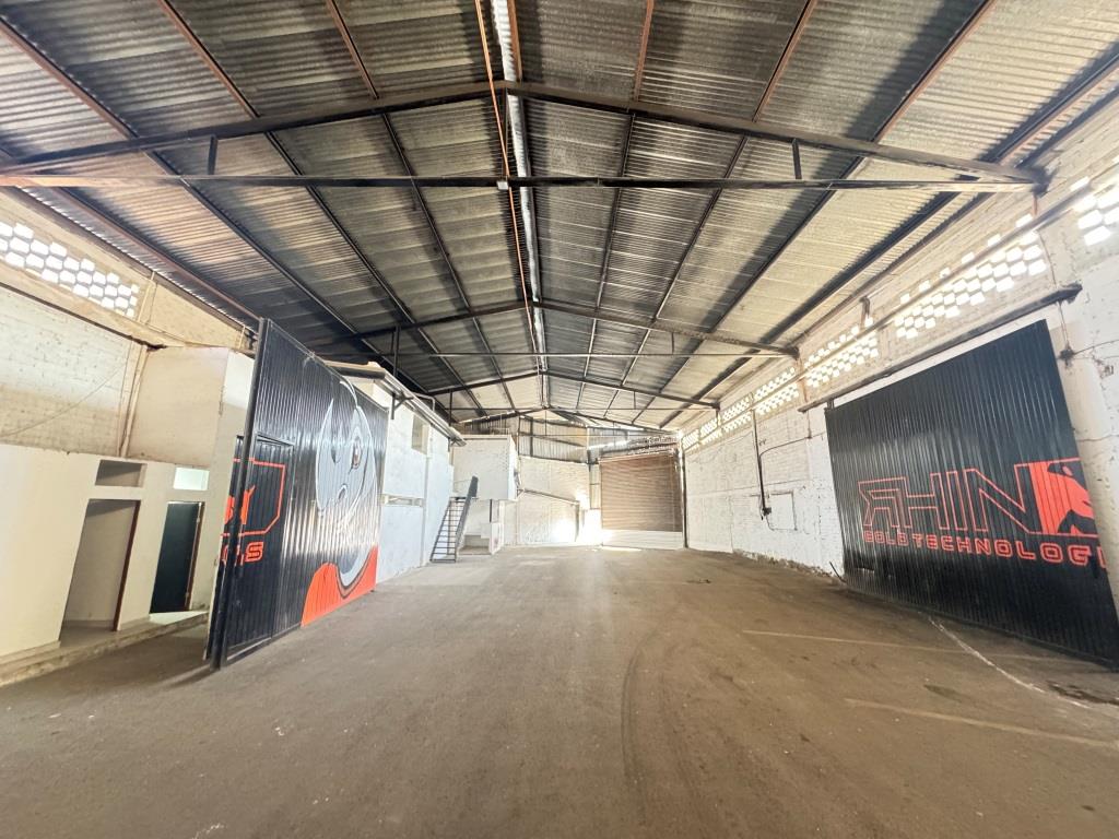Bodega comercial sobre Avenida Juan Pablo II
