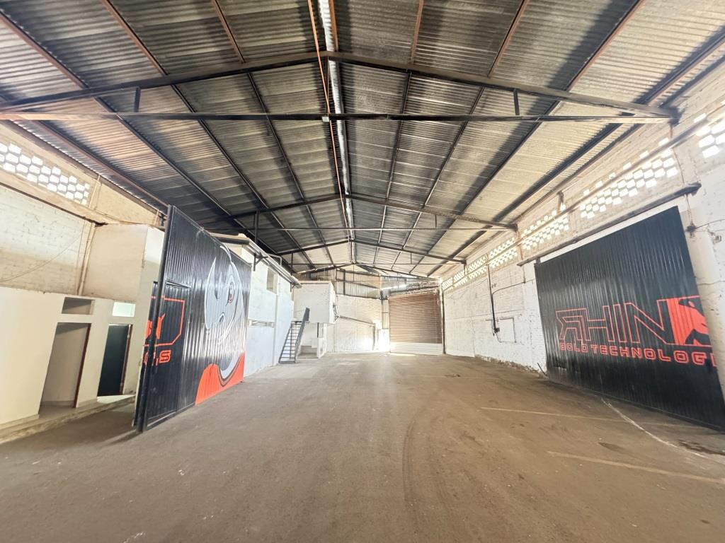 Bodega comercial sobre Avenida Juan Pablo II