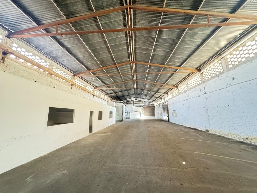 Bodega comercial sobre Avenida Juan Pablo II