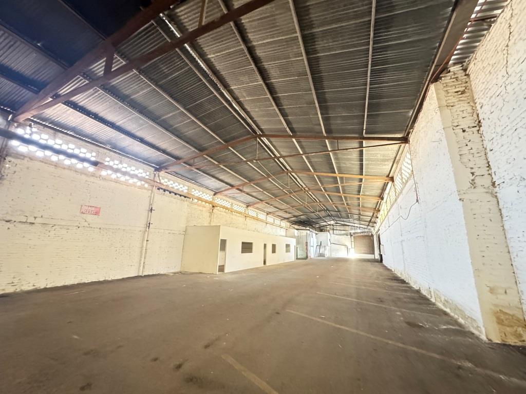 Bodega comercial sobre Avenida Juan Pablo II
