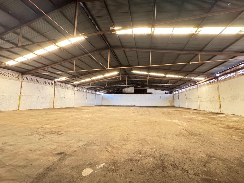 Bodega comercial sobre Avenida Juan Pablo II