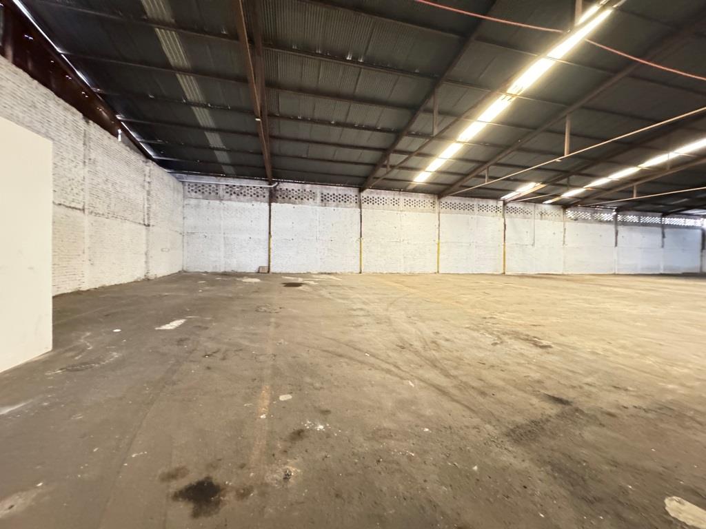 Bodega comercial sobre Avenida Juan Pablo II