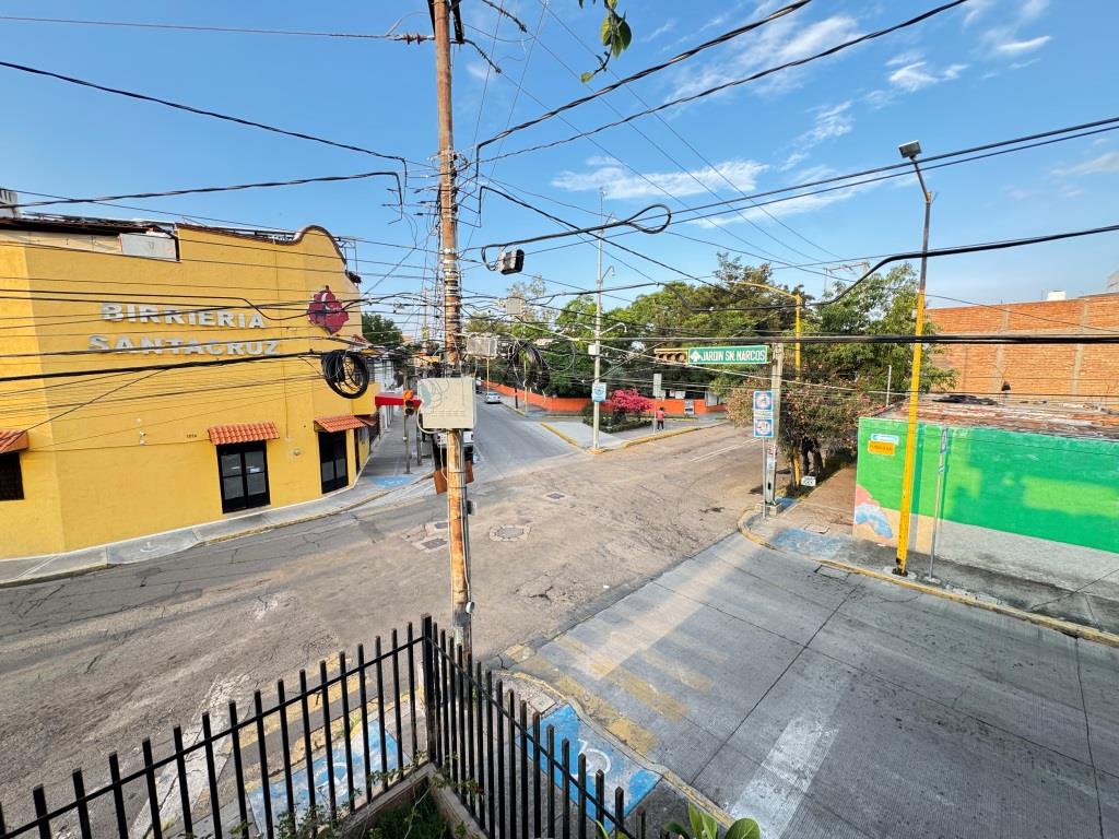 Propiedad céntrica en esquina a unos metros de Jardin de San Marcos