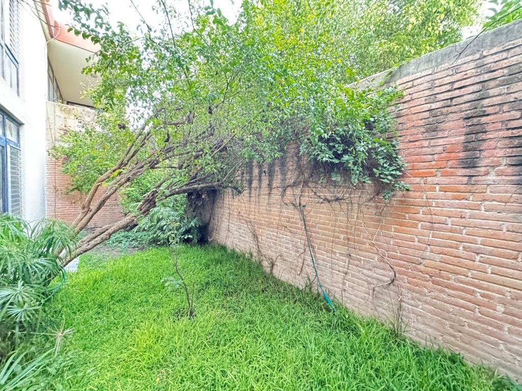 Propiedad céntrica en esquina a unos metros de Jardin de San Marcos