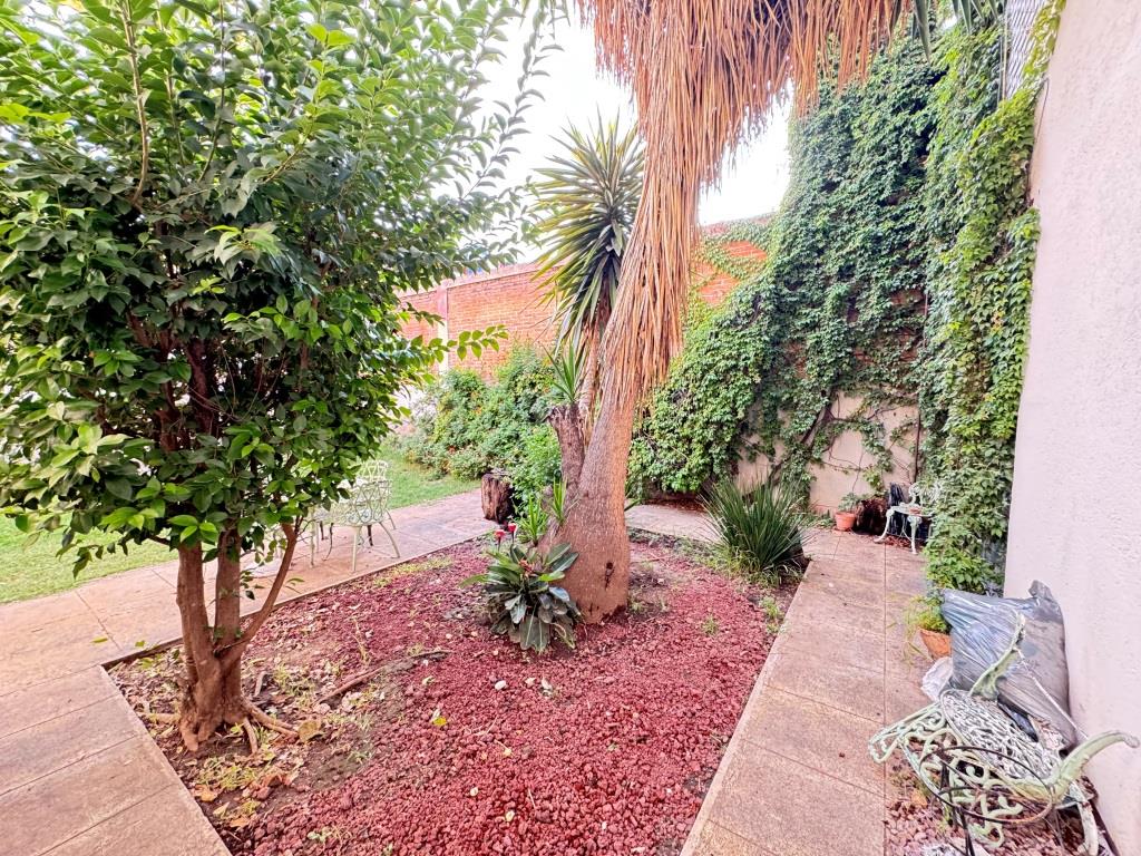 Propiedad céntrica en esquina a unos metros de Jardin de San Marcos