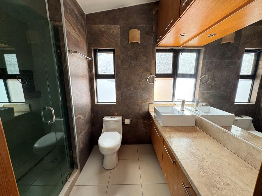 Casa dentro de exclusivo Fracc. zona Norte