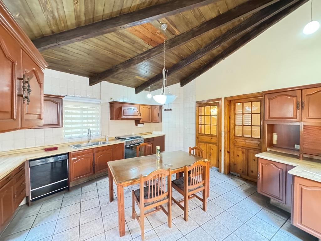 Casa dentro de exclusivo Fracc. zona Norte