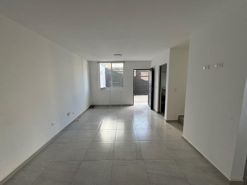 Casa dentro de privada, zona norte