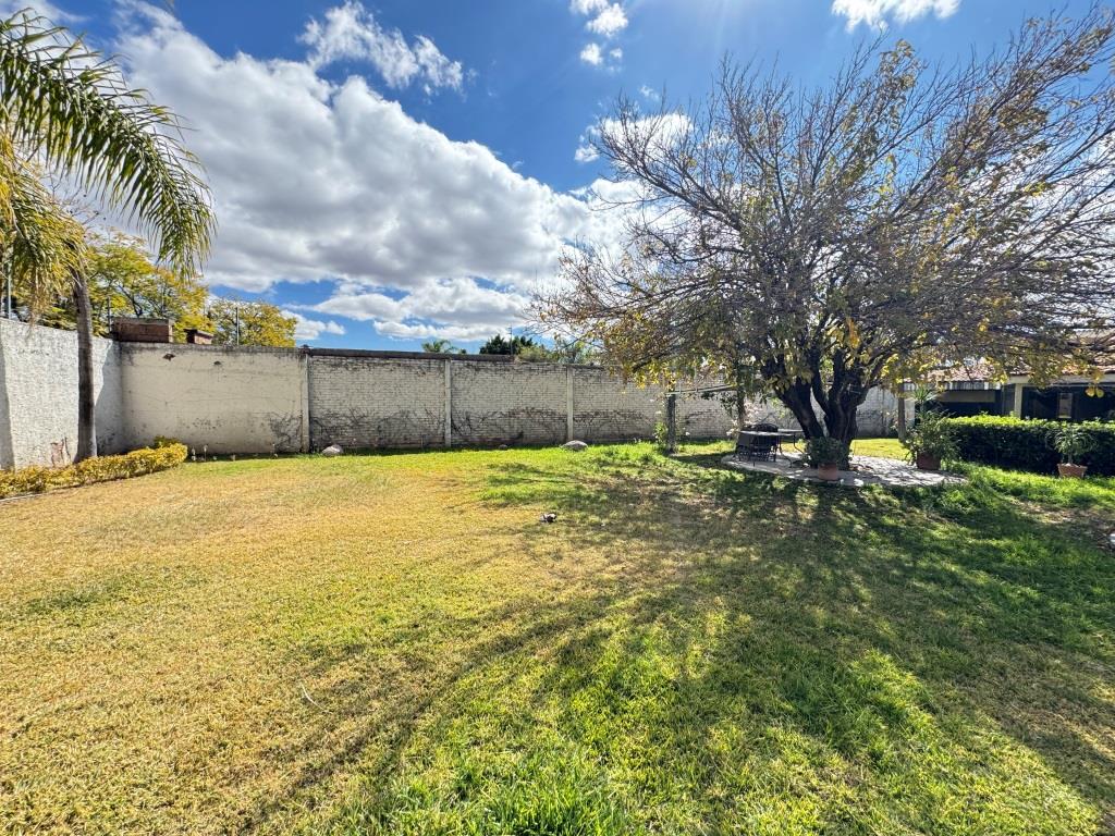 Amplia casa en 1,500m2 de terreno