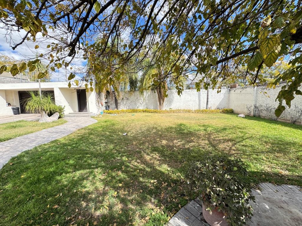 Amplia casa en 1,500m2 de terreno