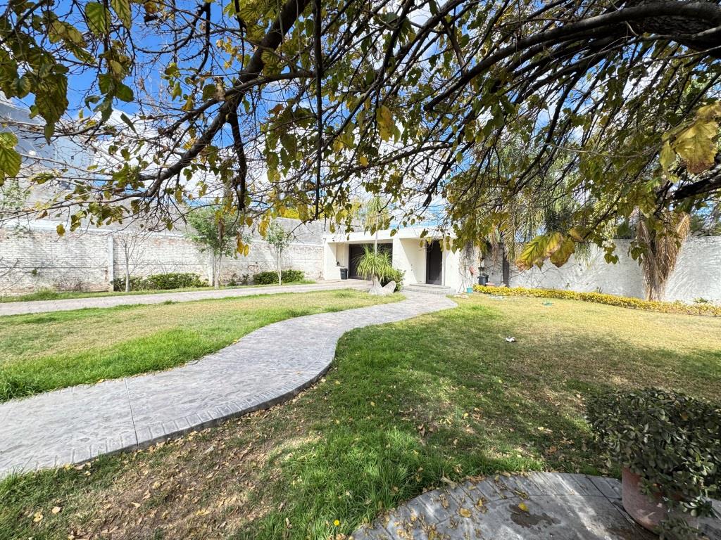 Amplia casa en 1,500m2 de terreno