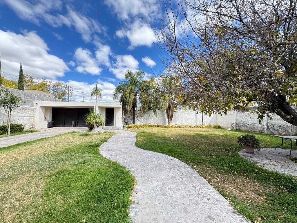 Amplia casa en 1,500m2 de terreno