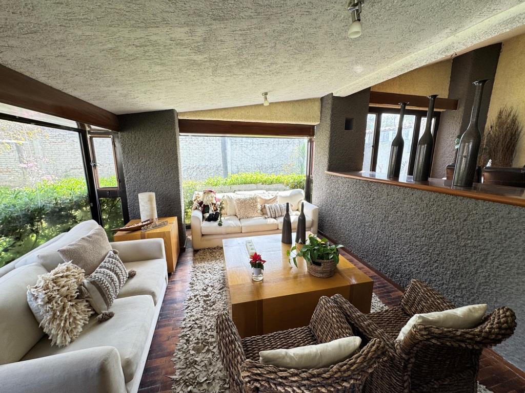 Amplia casa en 1,500m2 de terreno