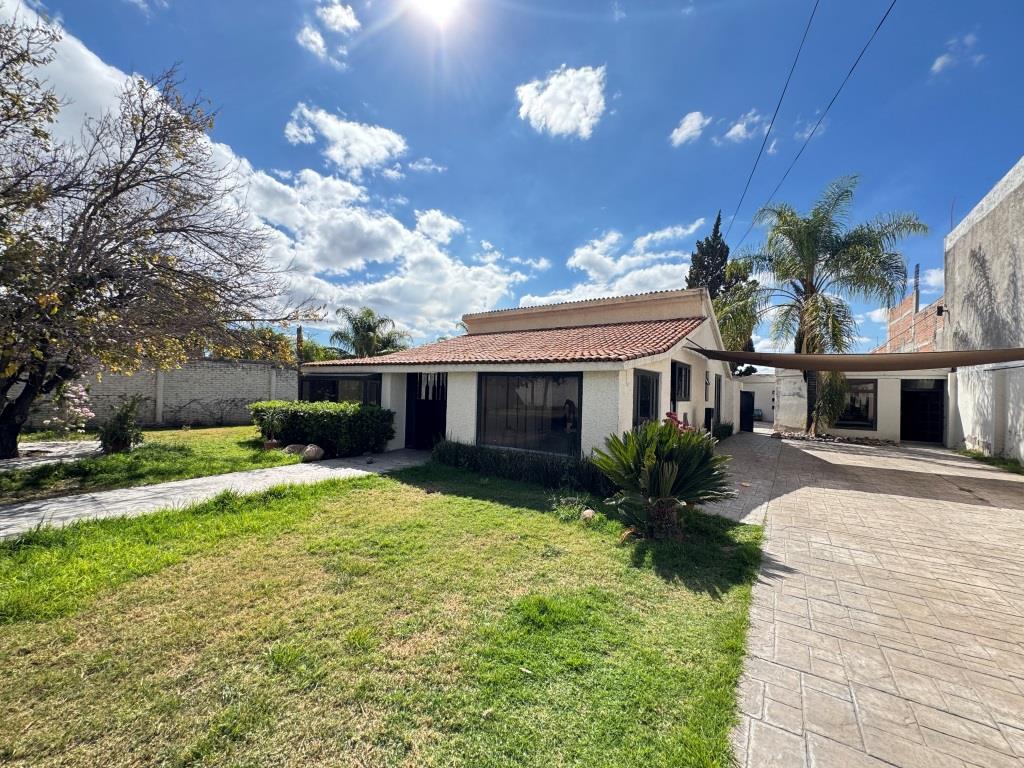 Amplia casa en 1,500m2 de terreno