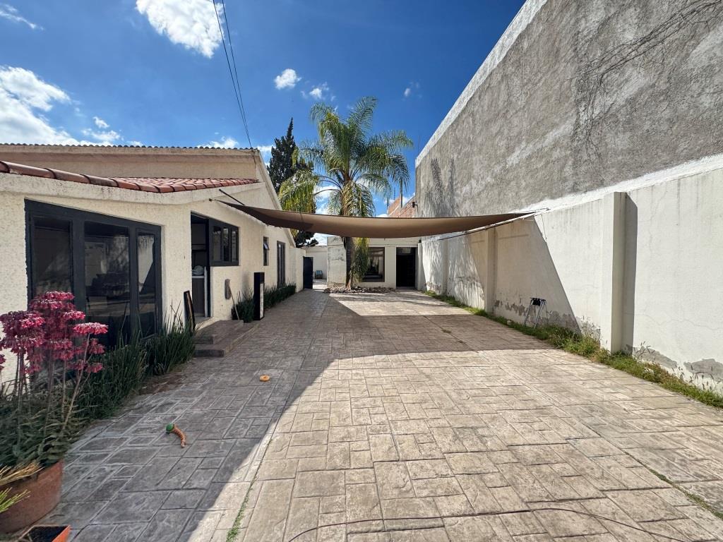 Amplia casa en 1,500m2 de terreno