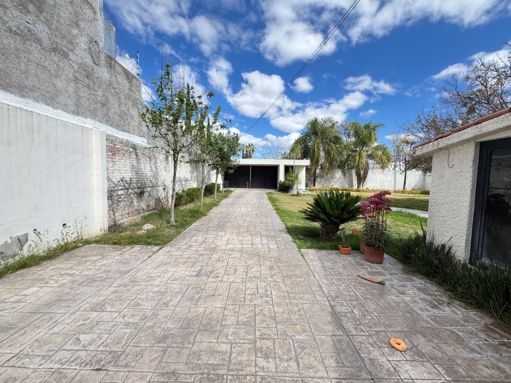 Amplia casa en 1,500m2 de terreno