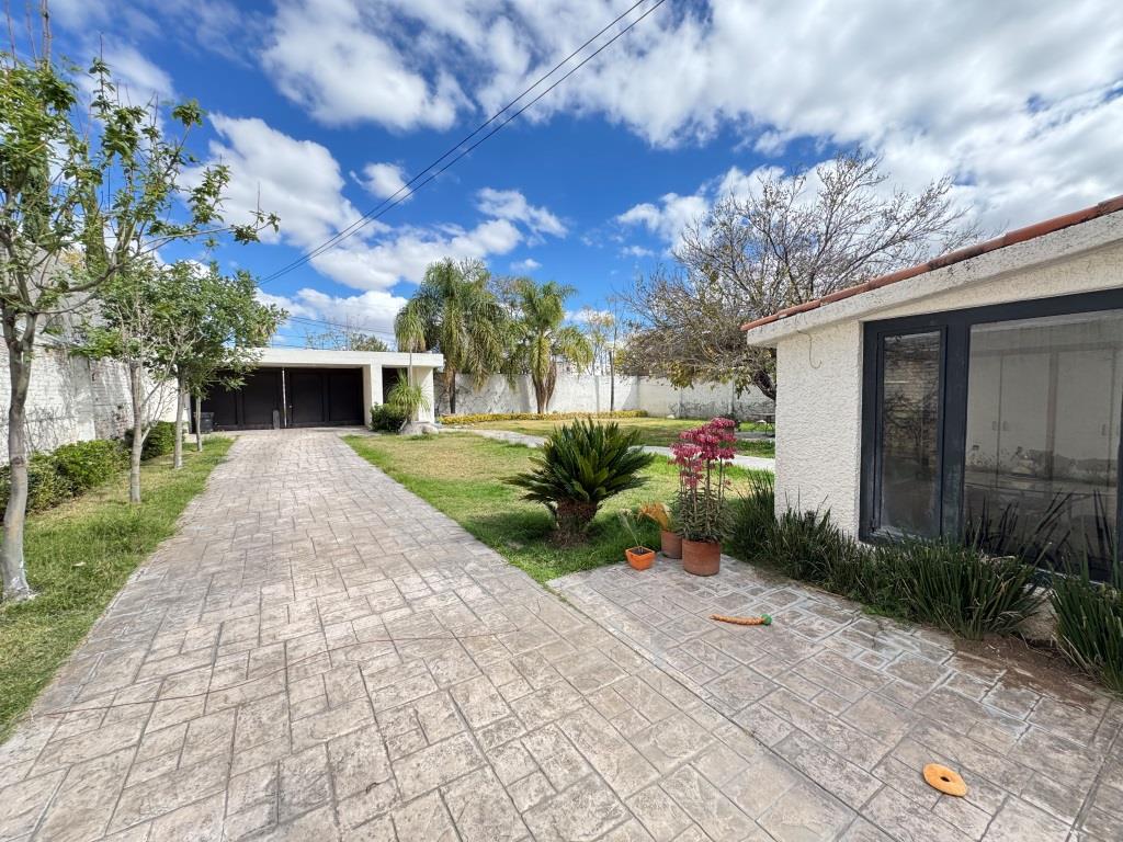 Amplia casa en 1,500m2 de terreno