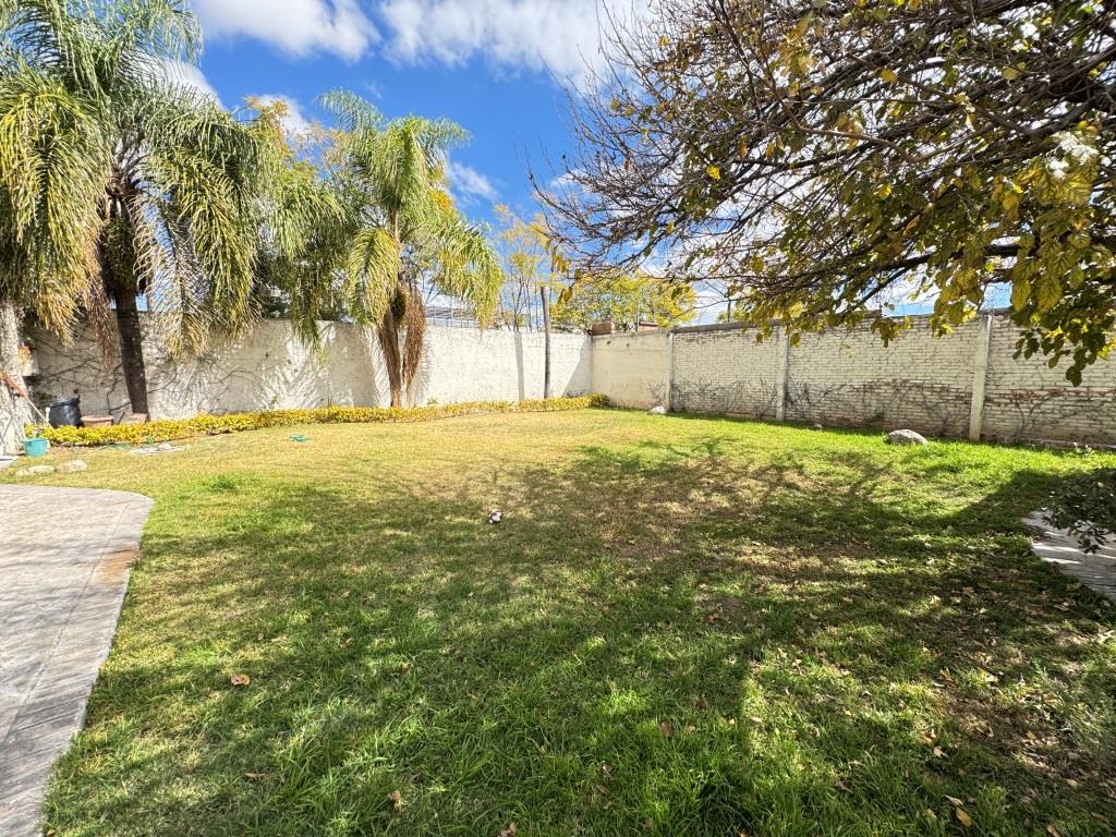 Amplia casa en 1,500m2 de terreno