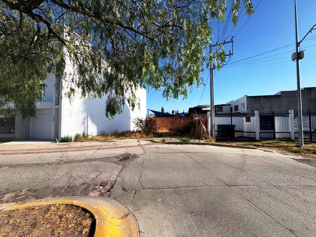 Terreno sobre calle de camellon 204m2