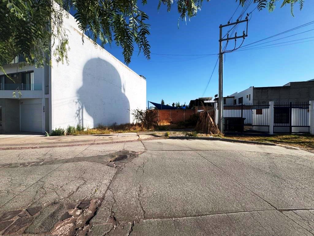 Terreno sobre calle de camellon 204m2