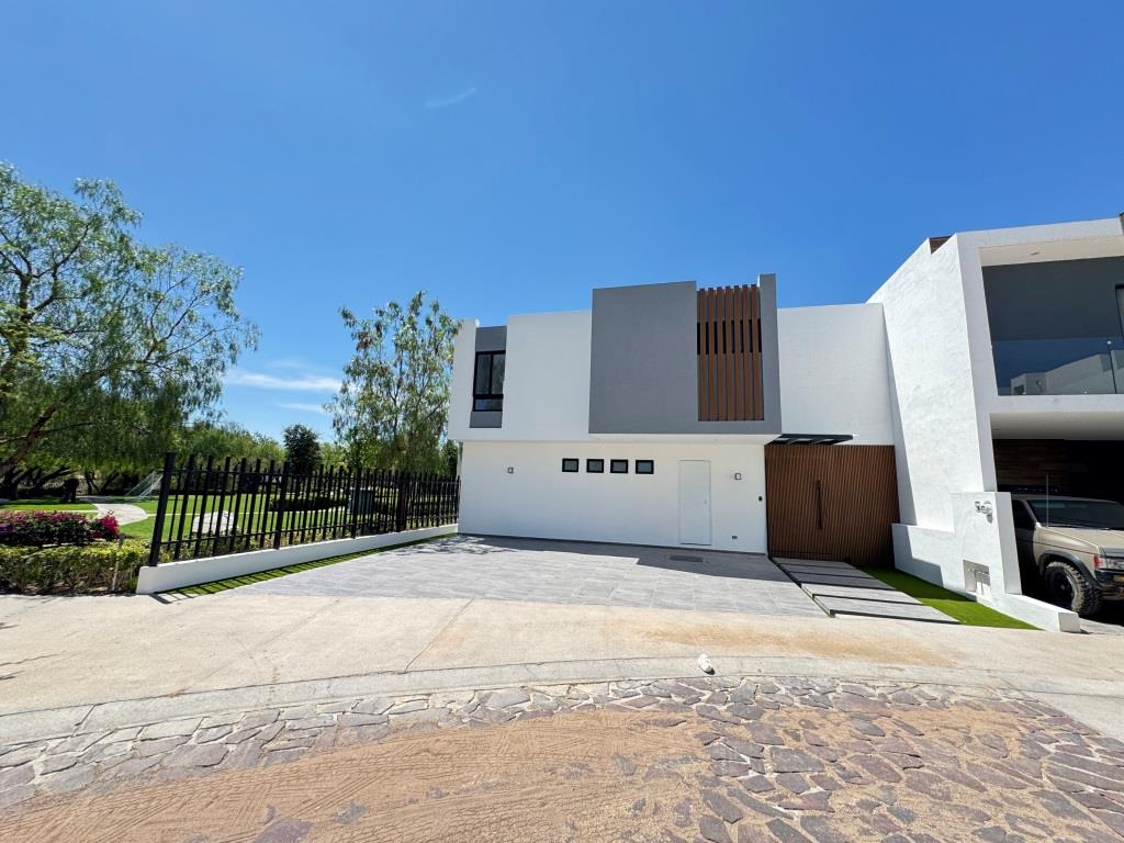 Casa con acabados de lujo, colindante con area verde.