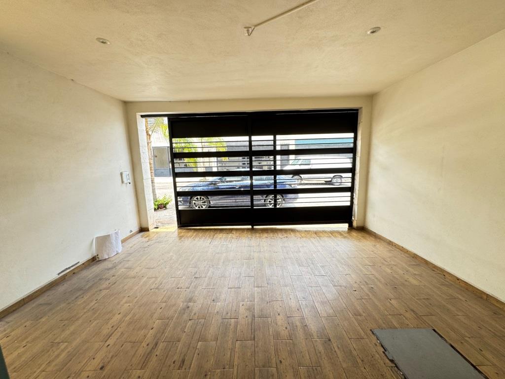 Casa dentro de exclusiva privada.
