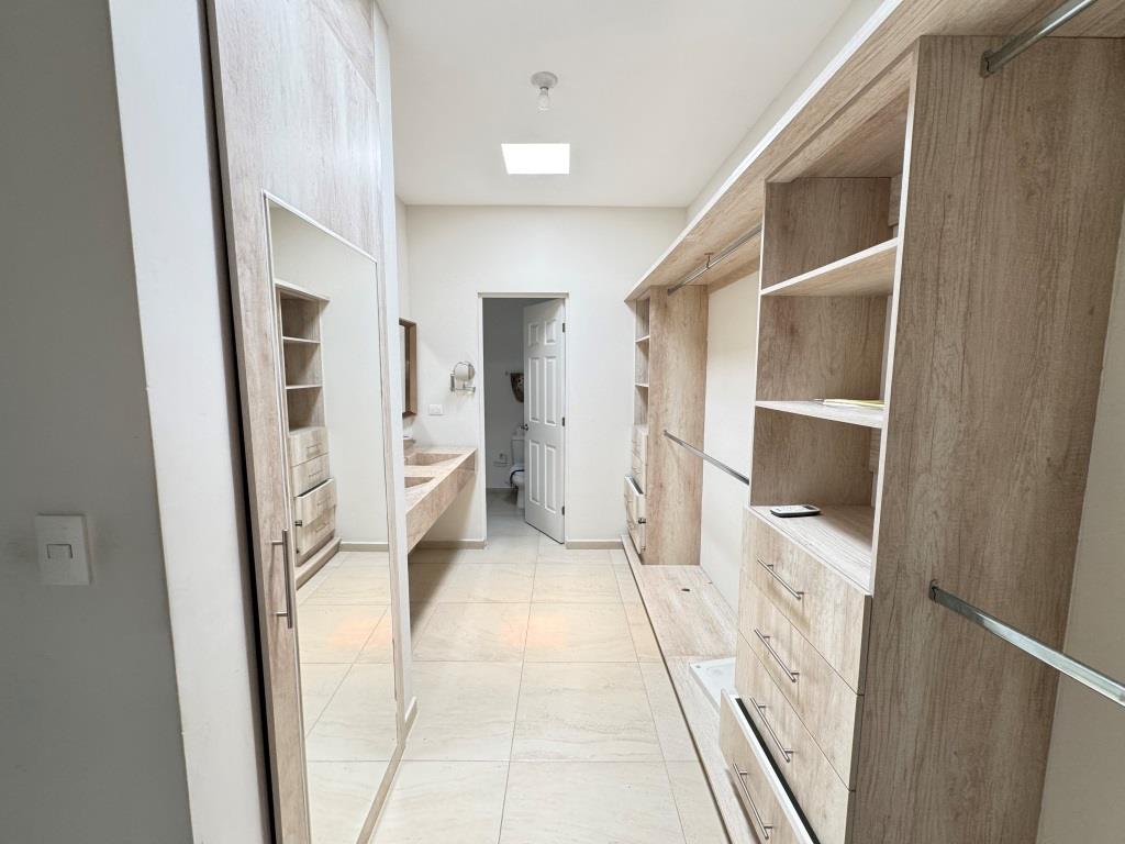 Casa dentro de exclusiva privada.