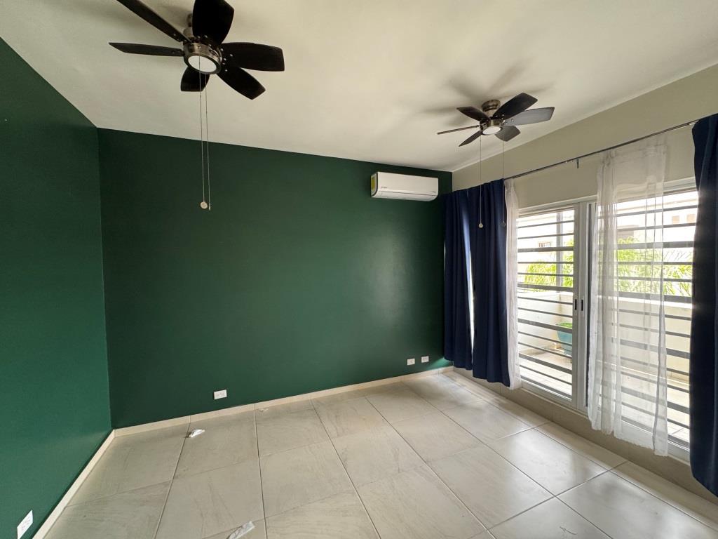 Casa dentro de exclusiva privada.