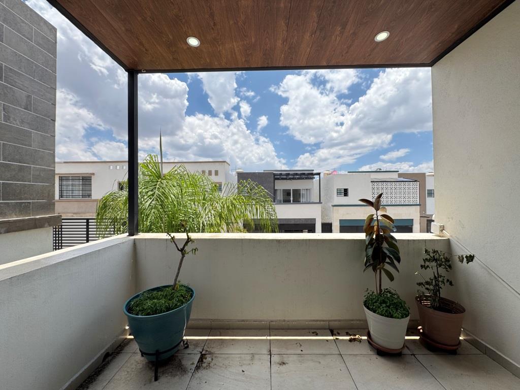 Casa dentro de exclusiva privada.