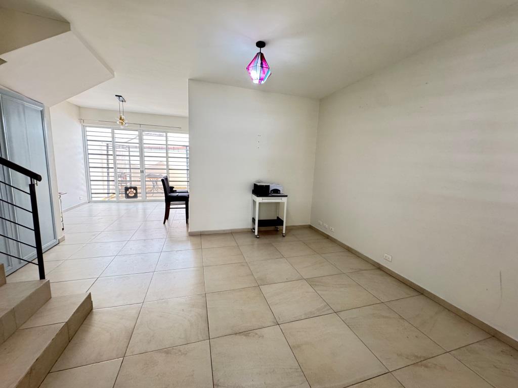 Casa dentro de exclusiva privada.