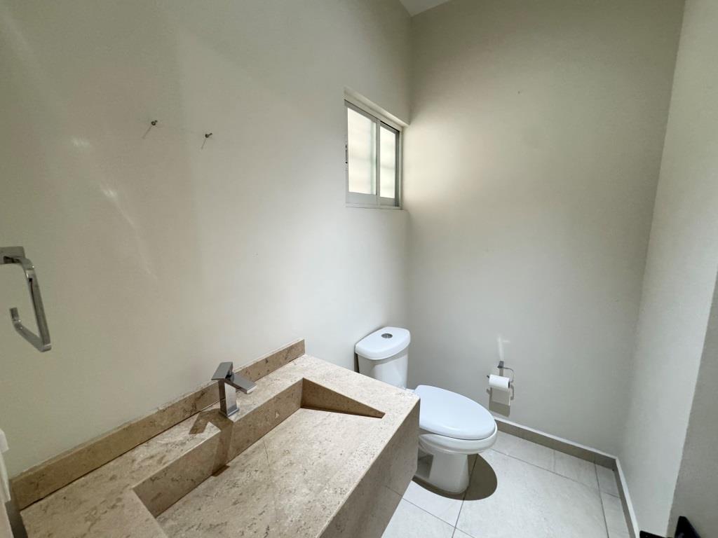 Casa dentro de exclusiva privada.