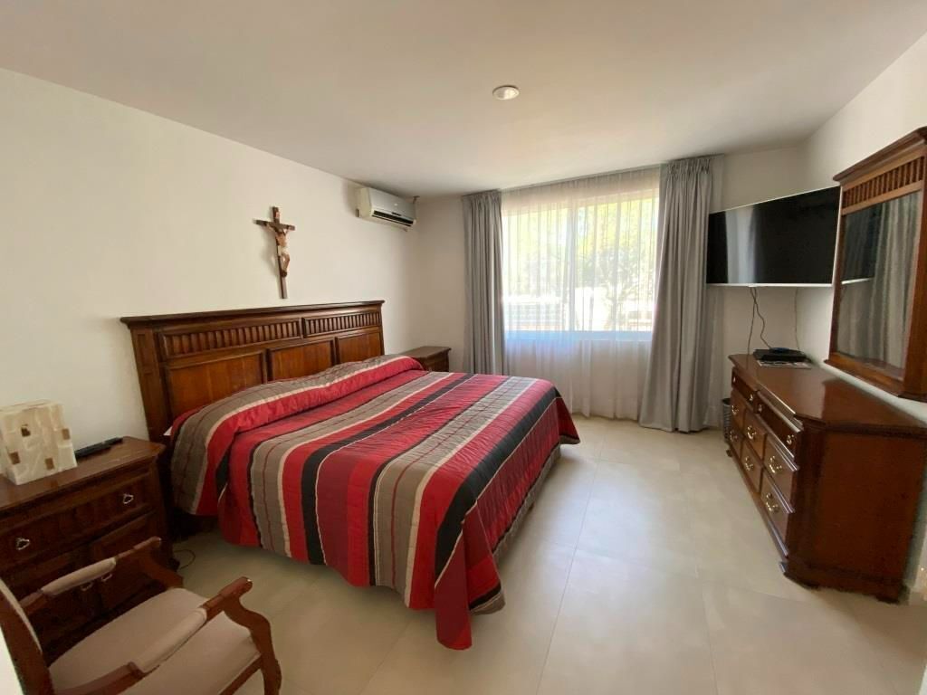 Amplia casa en venta Priv La Mezquitera