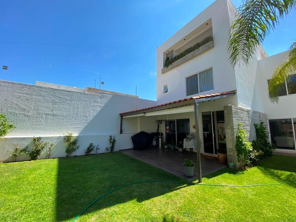 Amplia casa en venta Priv La Mezquitera