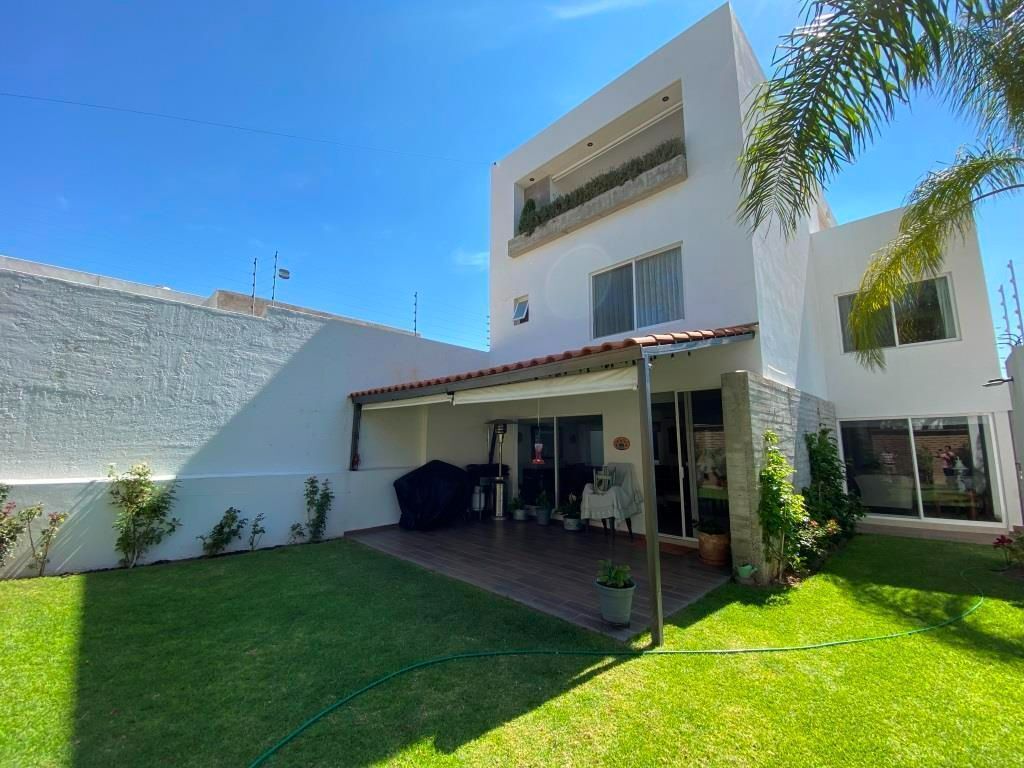 Amplia casa en venta Priv La Mezquitera