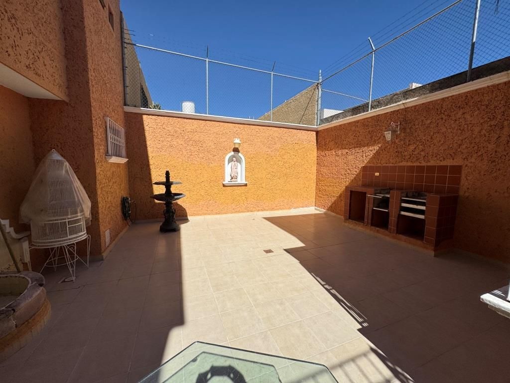 CASA EN VENTA EN FRACCIONAMIENTO LOMAS DEL CAMPESTRE I SECC.