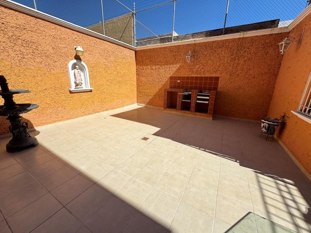 CASA EN VENTA EN FRACCIONAMIENTO LOMAS DEL CAMPESTRE I SECC.