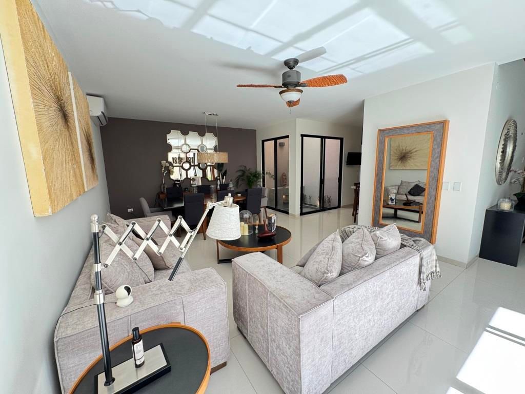 Casa en venta dentro de Fraccionamiento Residencial Las Cavas
