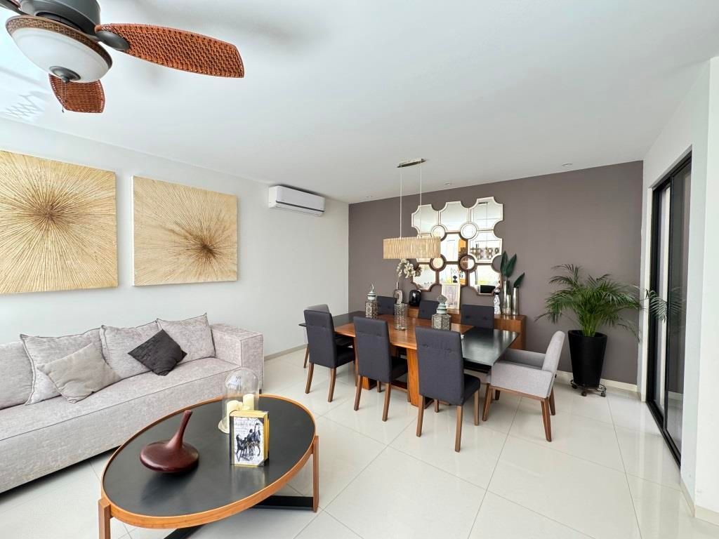 Casa en venta dentro de Fraccionamiento Residencial Las Cavas