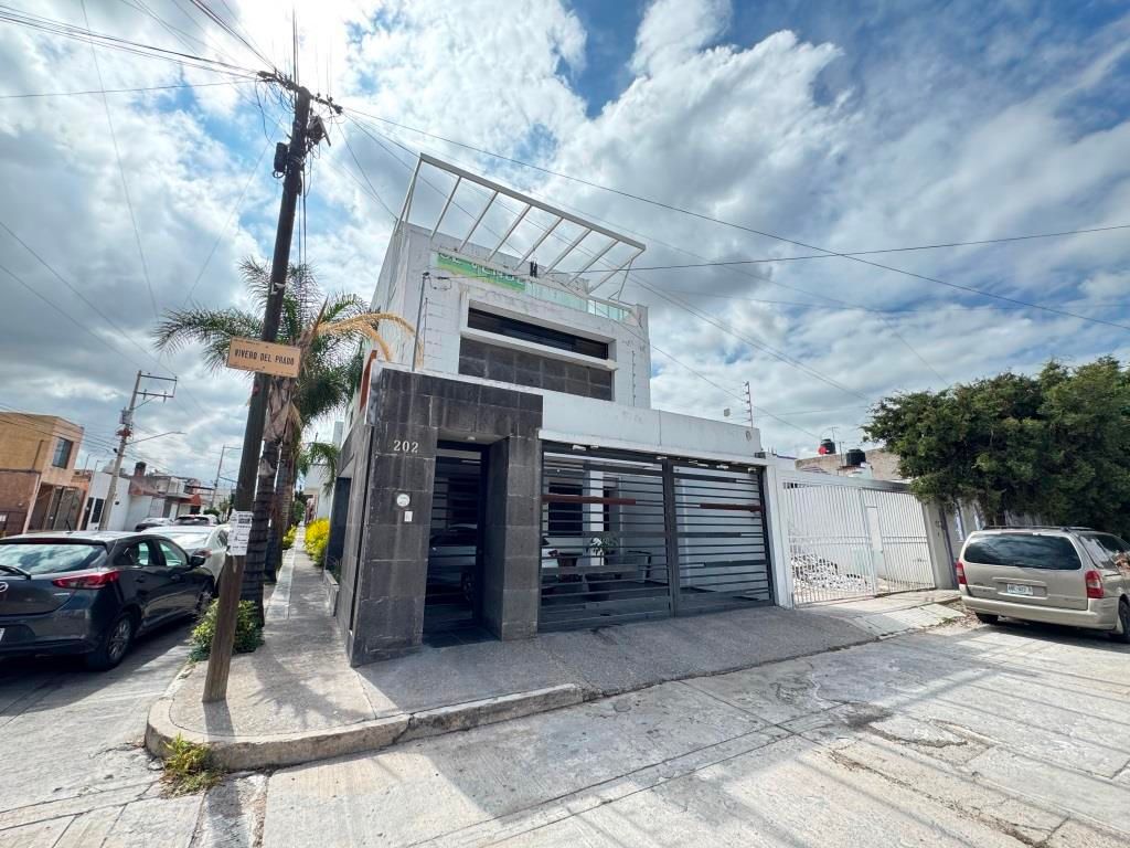 Casa en venta en esquina, en Fracc. Casa Blanca