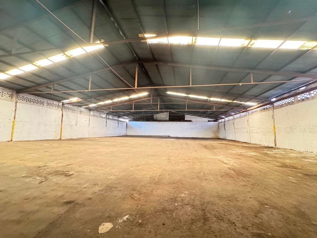Bodega comercial sobre Avenida Juan Pablo II