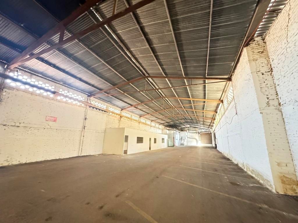 Bodega comercial sobre Avenida Juan Pablo II