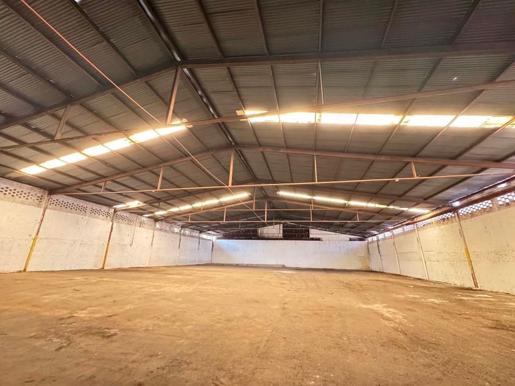 Bodega comercial sobre Avenida Juan Pablo II