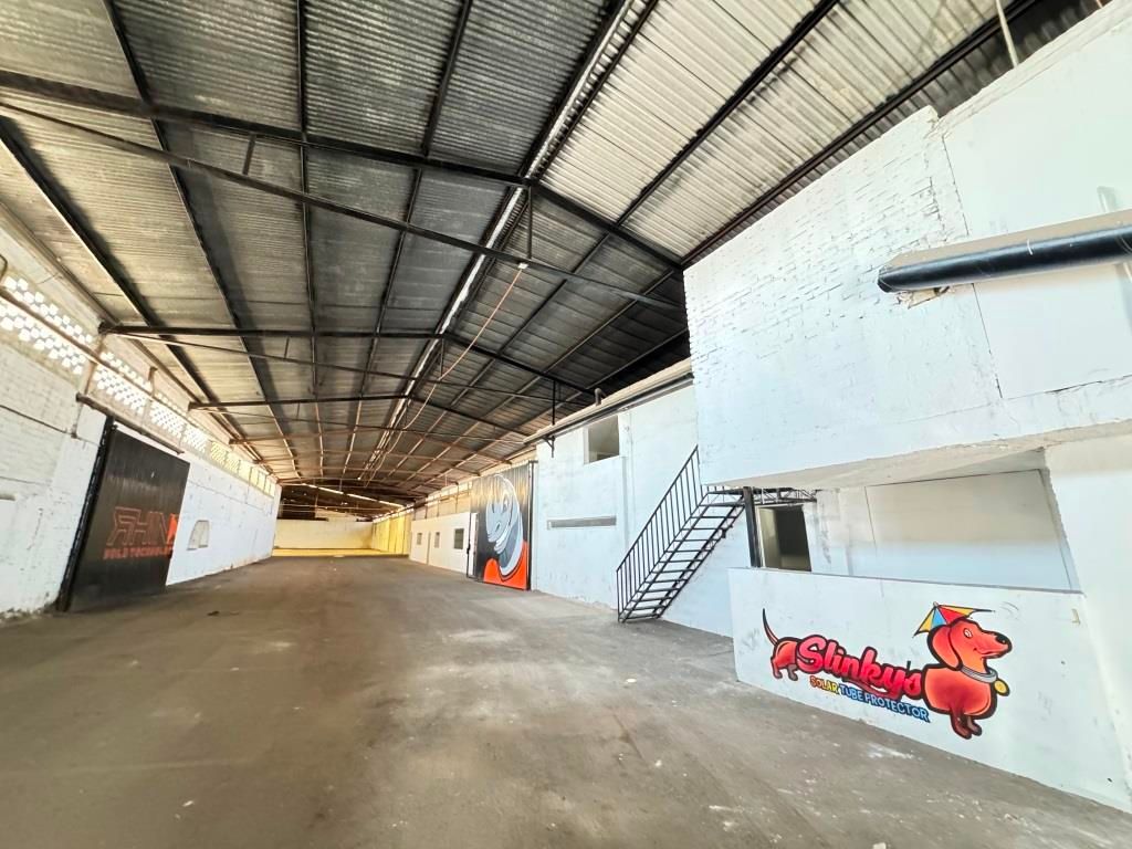 Bodega comercial sobre Avenida Juan Pablo II