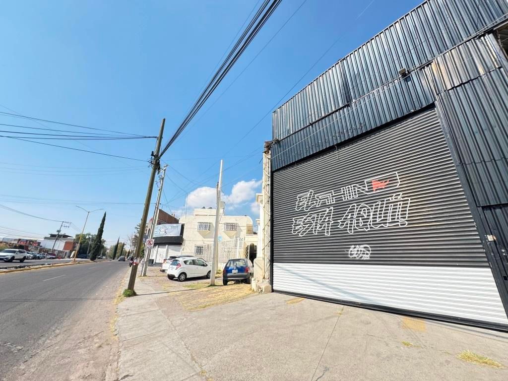 Bodega comercial sobre Avenida Juan Pablo II