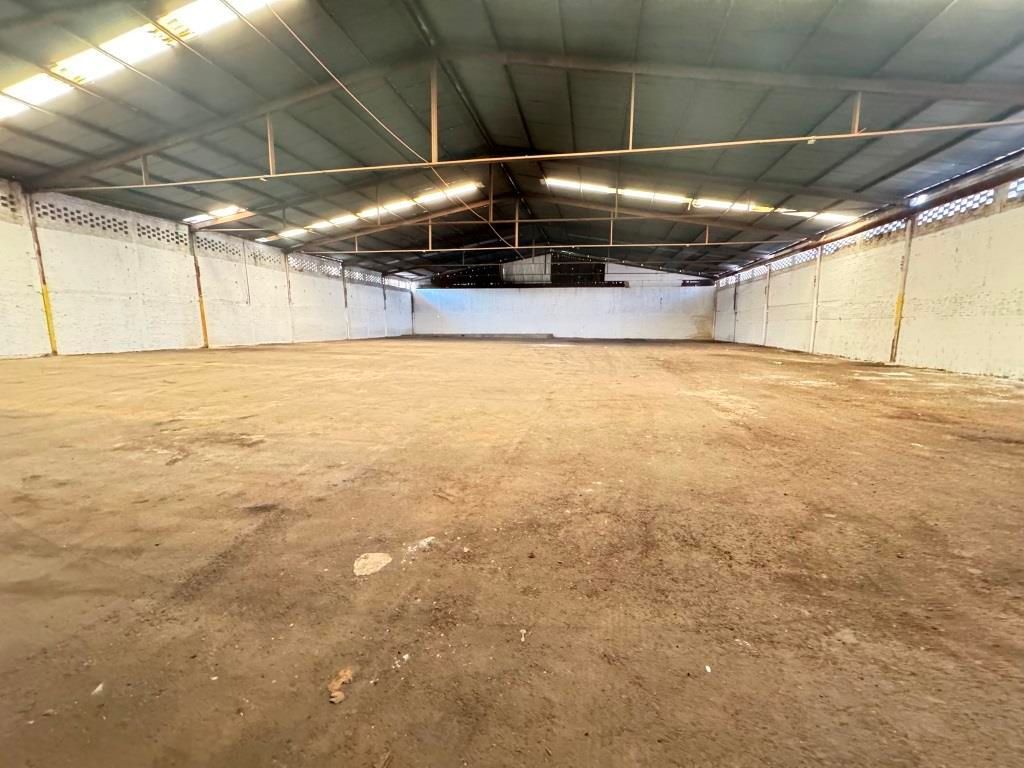 Bodega comercial sobre Avenida Juan Pablo II